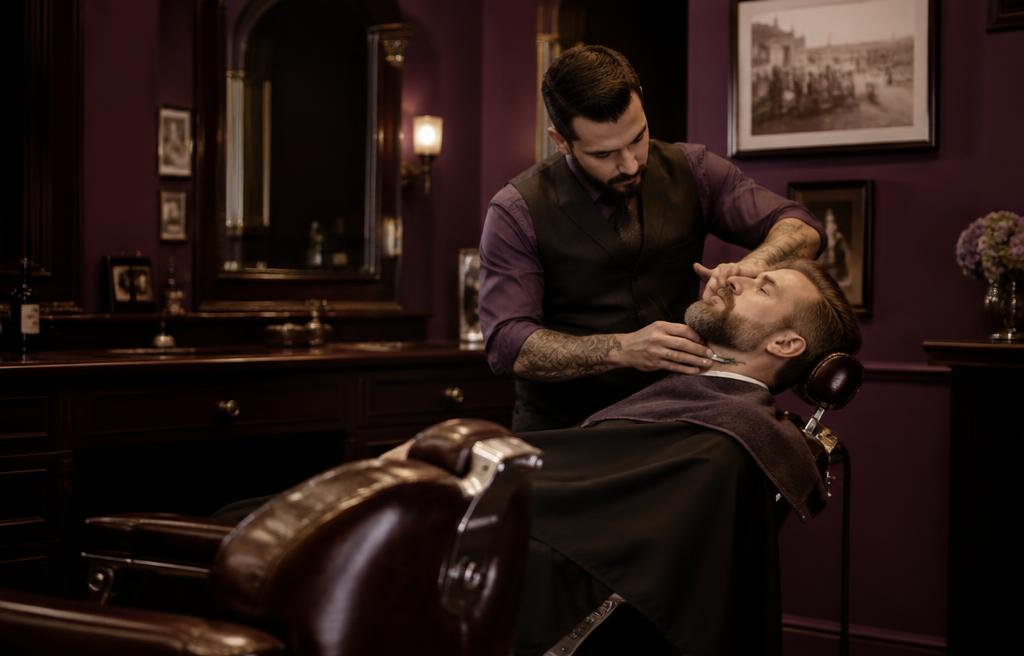 Barbier bei der Bartrasur